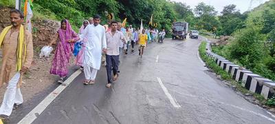 भारी बारिश में भी संविधान की रक्षा हेतु प्रतिज्ञा पदयात्रा पर डटे रहे कॉंग्रेसी