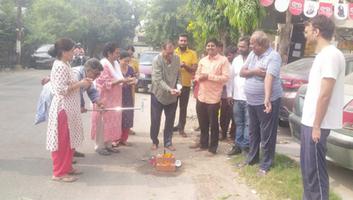 दिलीप श्रीवास्तव - सी ब्लॉक इंदिरानगर में साइड पटरी इंटरलॉकिंग टाइल्स के निर्माण कार्य का उद्घाटन