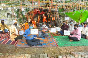 हनुमान जी मंदिर में नहीं तो कहां रहेंगे, कार्यकर्ताओं का प्रदर्शन जारी