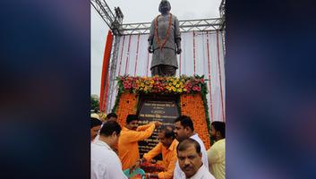 लखनऊ में पूर्व सीएम स्व कल्याण सिंह की प्रतिमा का रक्षामंत्री ने किया अनावरण