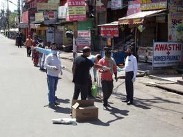 पॉलीटेक्निक चौराहा,मुंशी पुलिया इंदिरानगर लखनऊ में मजदूरों के बीच वितरित किया गया भोजन