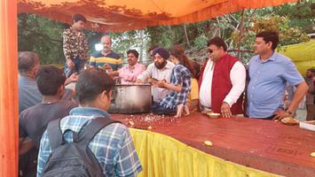 तृतीय बड़े मंगल के अवसर पर ओम शिवशक्ति पीठ शनि मंदिर में हुआ प्रसाद वितरण कार्यक्रम