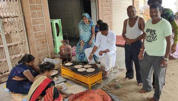 प्रतिज्ञा पदयात्रा - यात्रा के पंद्रहवें दिन बालेसर में कॉंग्रेस पदयात्रियों ने ग्रहण किया प्रसाद