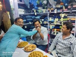 नई दुकान के शुभारंभ पर आमिर अंसारी को दी शुभकामनाएं