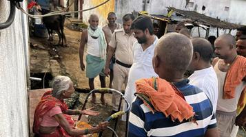 डॉ. संदीप सौरभ का शोकाकुल परिवारों से मिलकर ढांढस, प्रशासन से मुआवज़े की मांग