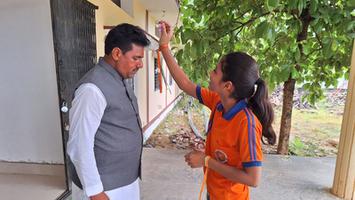 सूर्यमुनि तिवारी - स्वतंत्रता दिवस पर यूनिवर्सल पब्लिक स्कूल में किया गया ध्वजारोहण, राष्ट्र नायकों को अर्पित की श्रद्धांजलि