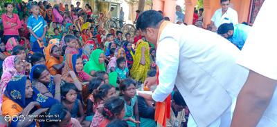 वनवासी बस्ती क्षेत्र के लोगों के साथ बांटी दिवाली की खुशियां