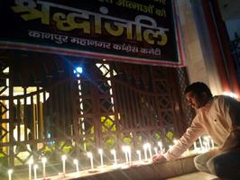 अंबेडकर जी को श्रद्धांजलि देते हुए