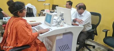 (Click here for more pictures)
Real-time health scan at the Patanjali store