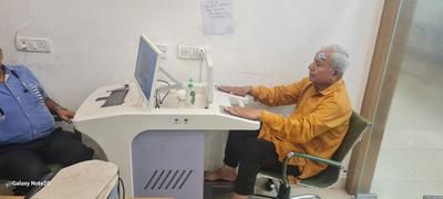 (Click here for more pictures)
Real-time health scan at the Patanjali store