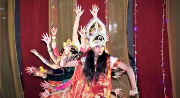 रामलीला व डांडिया का मंचन करते बच्चे ।
