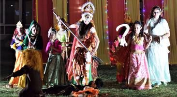 रामलीला व डांडिया का मंचन करते बच्चे ।