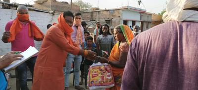 राजपुर विधानसभा के भावी प्रत्याशी विश्वनाथ राम के द्वारा जरुरतमंद लोगो को वितरित की गयी राहत सामग्री